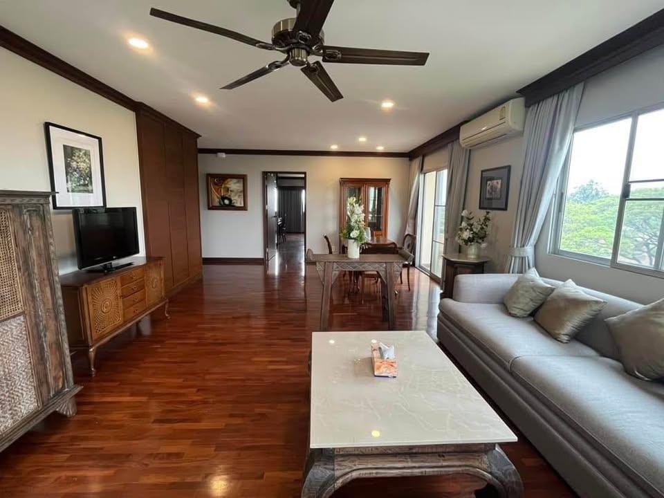 Floral Condo - Image 6