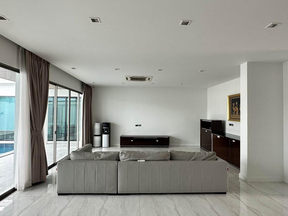 5 Bedroom House For Rent in San Phak Wan, Hang Dong, Chiang Mai - Image 4