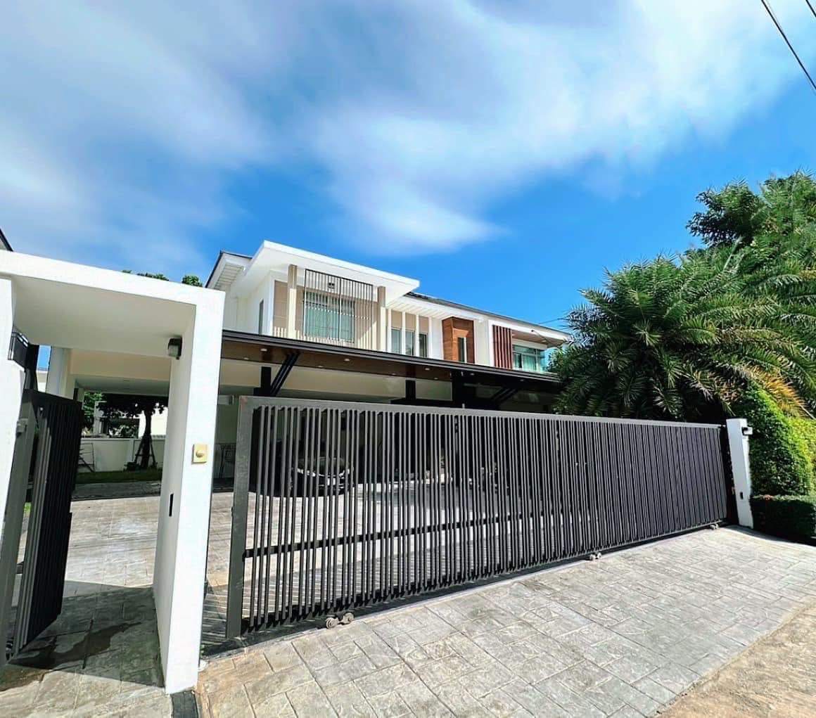 5 Bedroom House For Sale in Racha Thewa, Bang Phli, Samut Prakan - Image 1