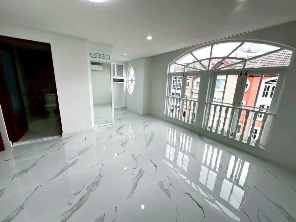 4 Bedroom Townhouse For Sale in Chong Nonsi, Yan Nawa, Bangkok - Image 16