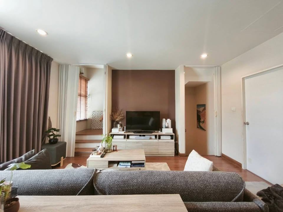 3 Bedroom Townhouse For Sale in Khlong Sam Prawet, Lat Krabang, Bangkok - Image 6