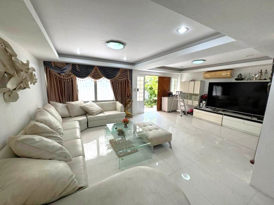 5 ห้องนอน ทาวน์เฮาส์ สำหรับขาย ใน สีลม, บางรัก, กรุงเทพมหานคร - Image 1
