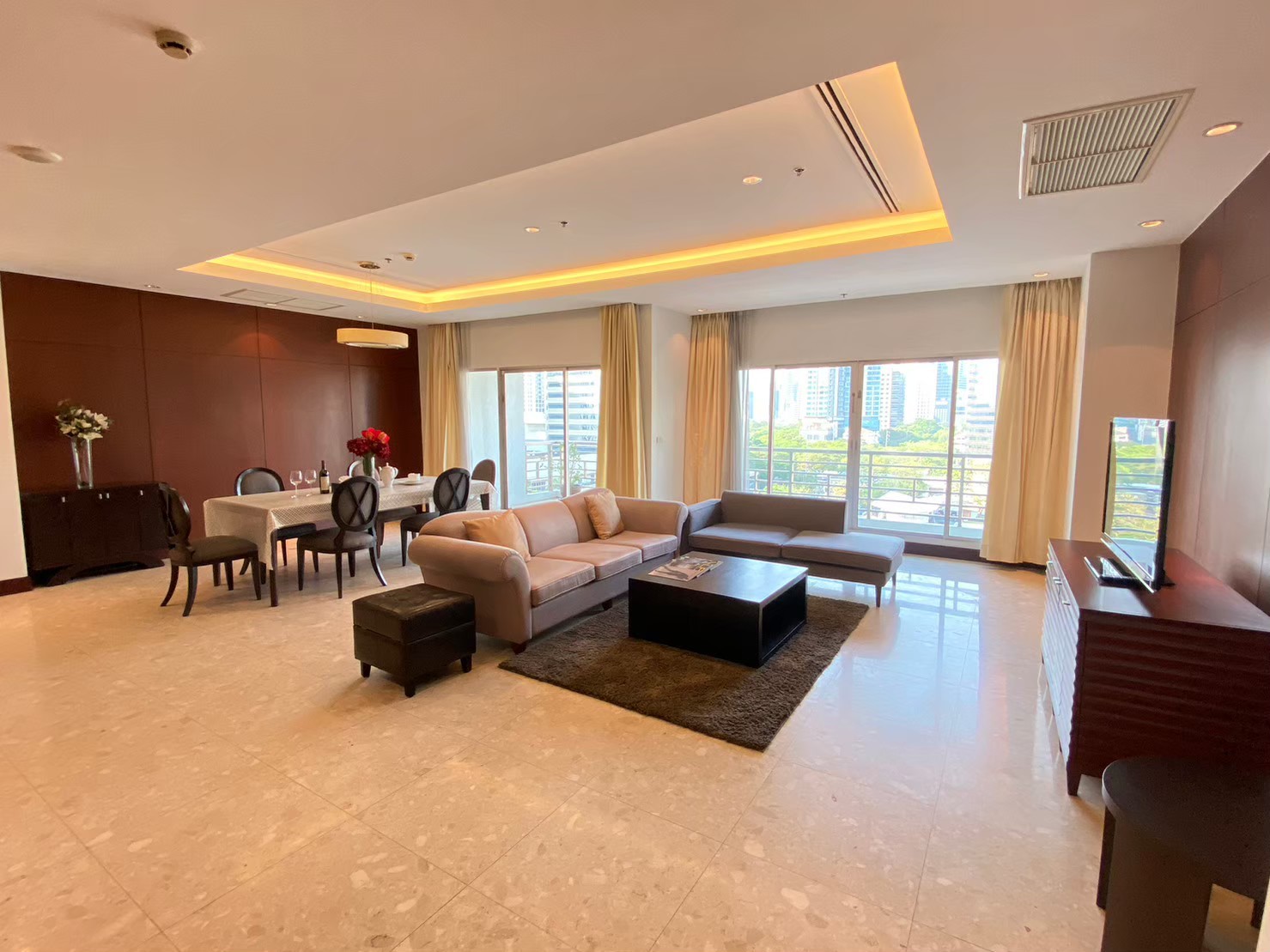 Royal Residence Park - Image 1