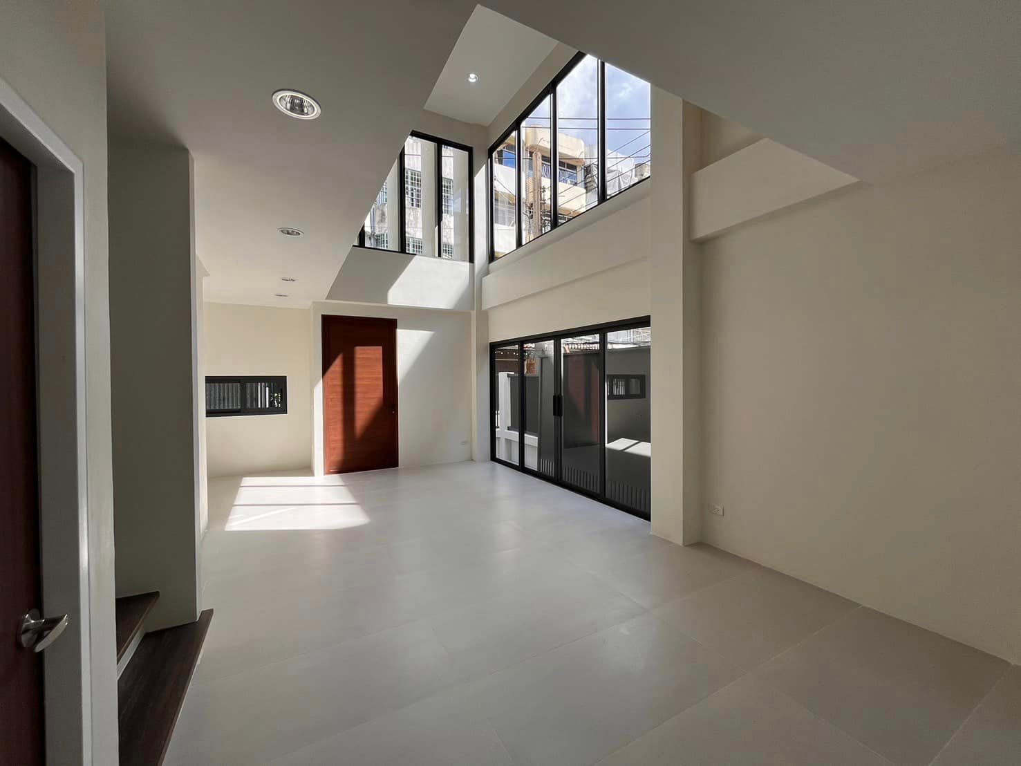  Retail Space For Sale in Sam Sen Nok, Huai Khwang, Bangkok - Image 2