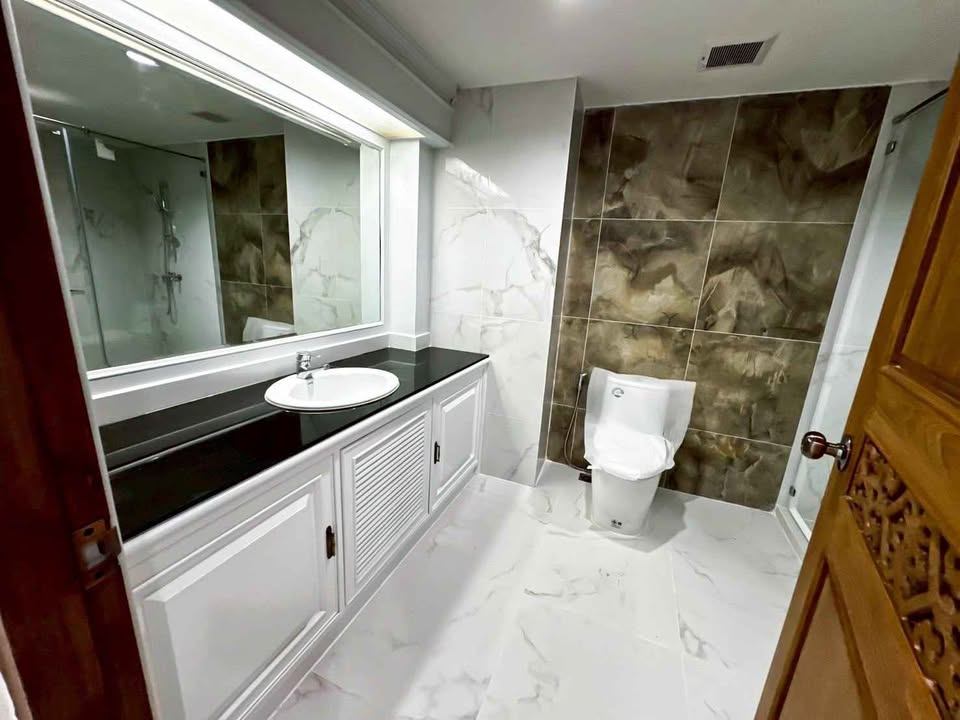 4 Bedroom Townhouse For Sale in Chong Nonsi, Yan Nawa, Bangkok - Image 8