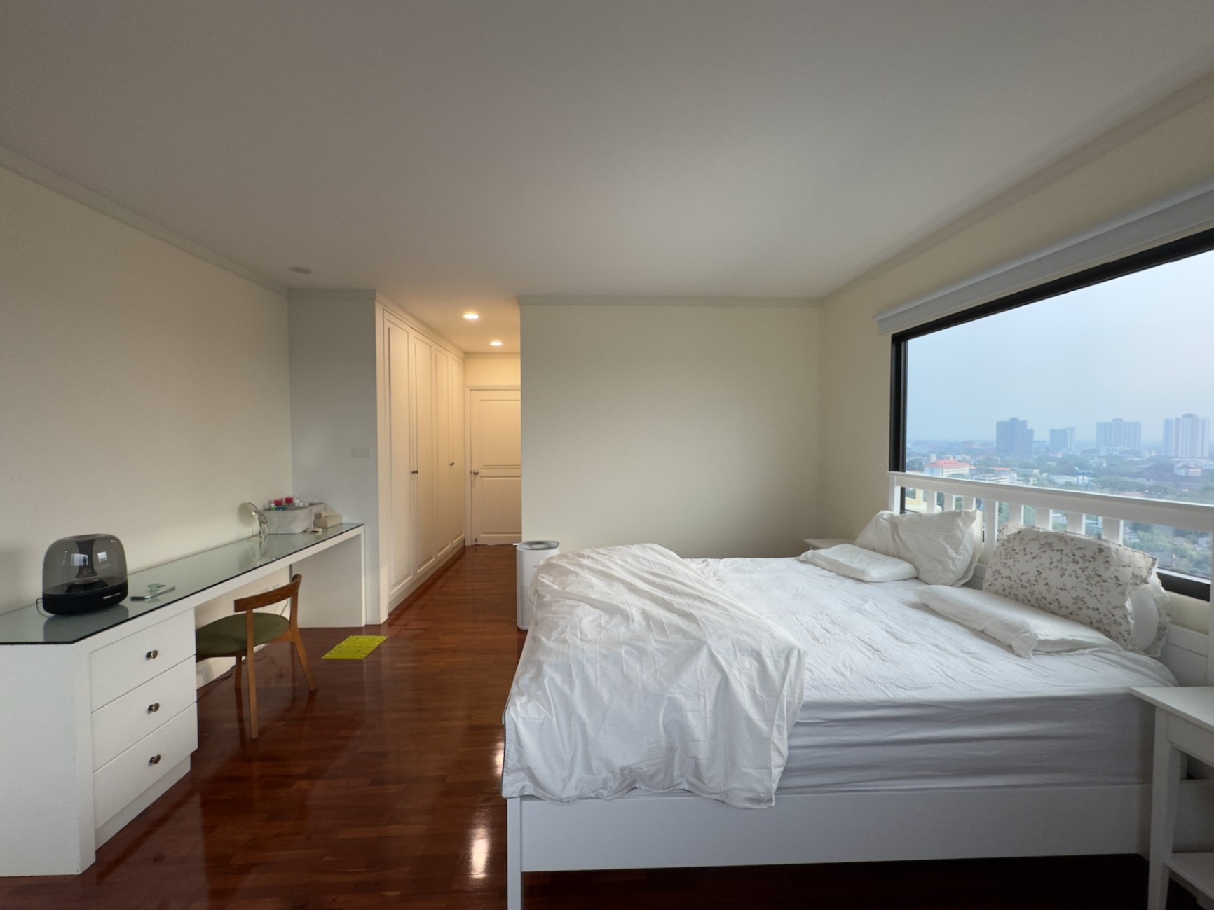 Floral Condo - Image 3