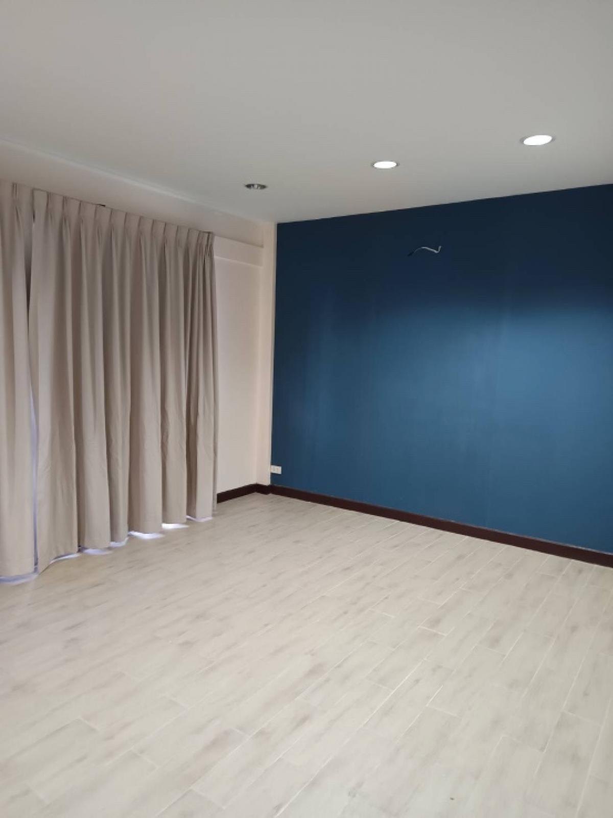 4 Bedroom Townhouse For Sale in Wat Phraya Krai, Bang Kho Laem, Bangkok - Image 8