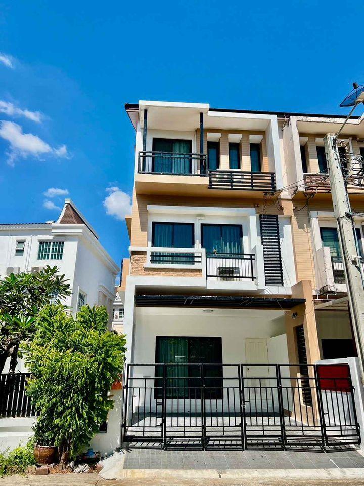 3 Bedroom Townhouse  in Hua Mak, Bang Kapi, Bangkok - Image 6