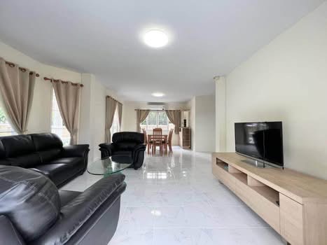 Home in Park - Image 5