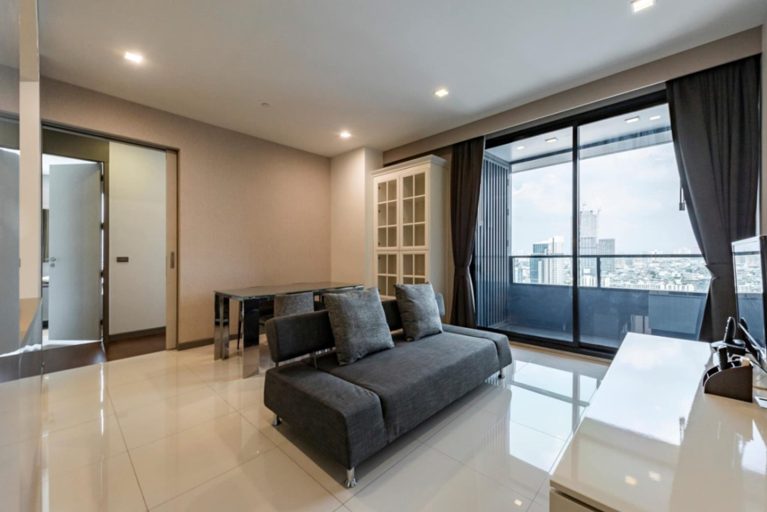 M Silom - Image 3