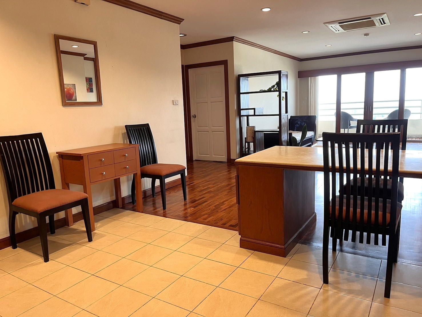 Floral Condo - Image 8