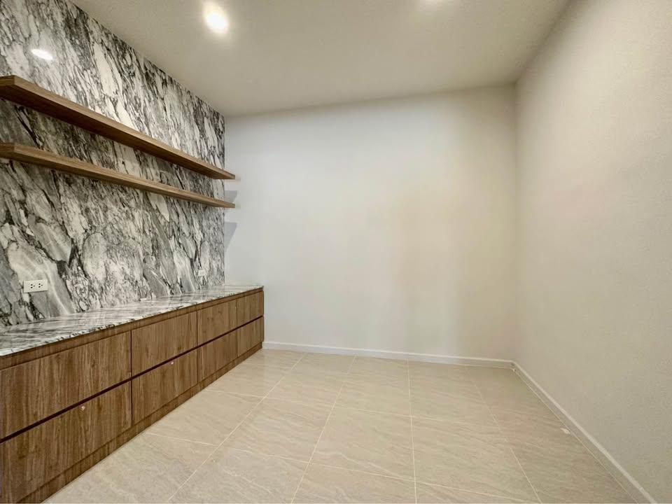 3 Bedroom Townhouse For Sale in Bang Phongphang, Yan Nawa, Bangkok - Image 16
