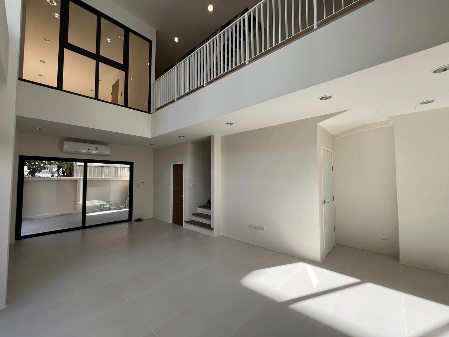  Retail Space For Sale in Sam Sen Nok, Huai Khwang, Bangkok - Image 3