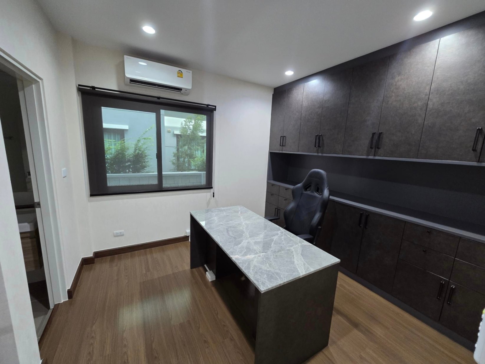 4 Bedroom House For Sale in Saphan Sung, Saphan Sung, Bangkok - Image 8