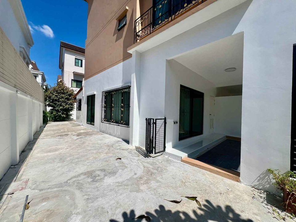 3 Bedroom Townhouse  in Hua Mak, Bang Kapi, Bangkok - Image 9