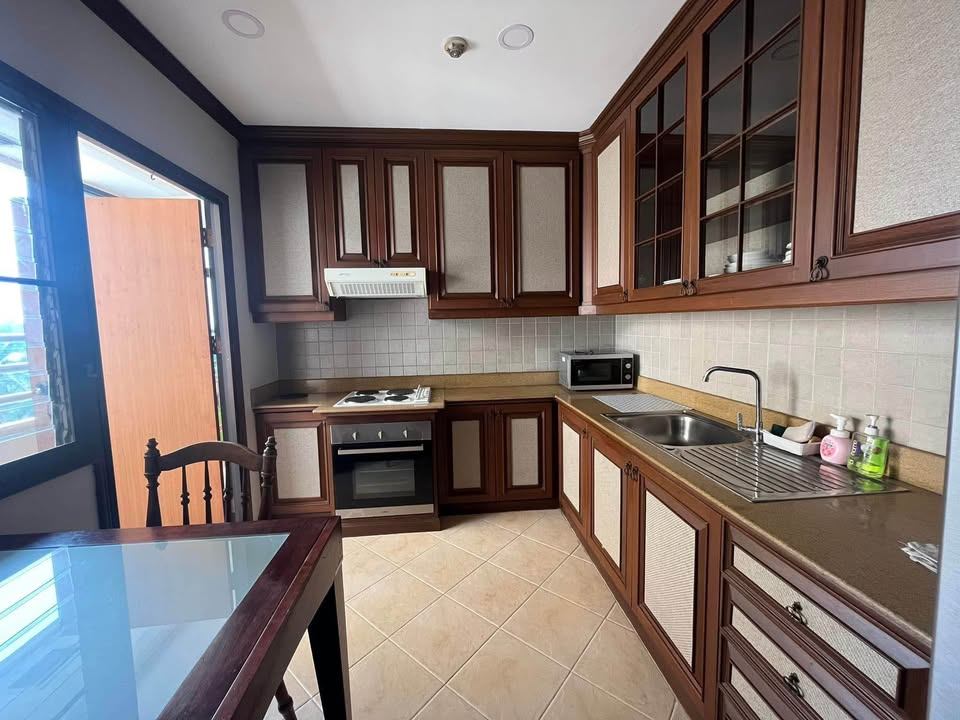 Floral Condo - Image 9