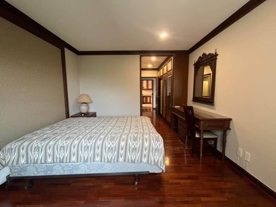 Floral Condo - Image 15