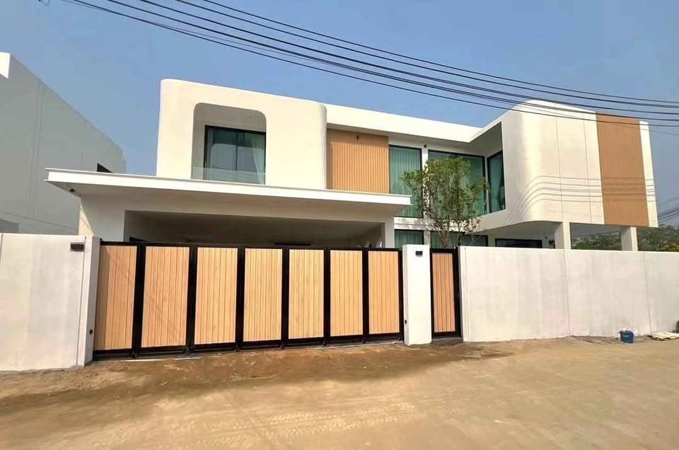 5 Bedroom House For Sale in San Phak Wan, Hang Dong, Chiang Mai - Image 1