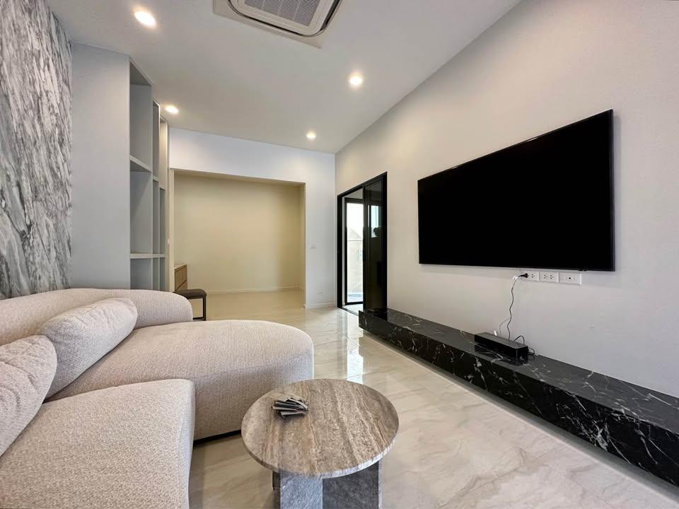 3 Bedroom Townhouse For Sale in Bang Phongphang, Yan Nawa, Bangkok - Image 3