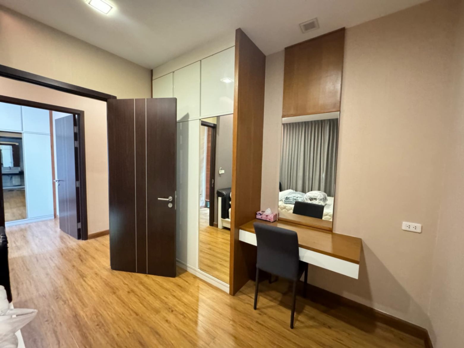 Stylish Condo - Image 8