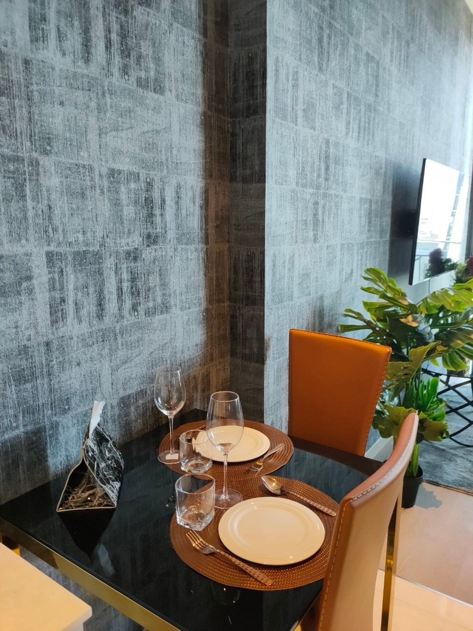 Ashton Silom - Image 7