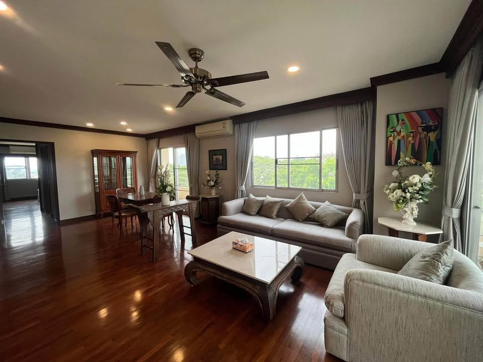 Floral Condo - Image 5