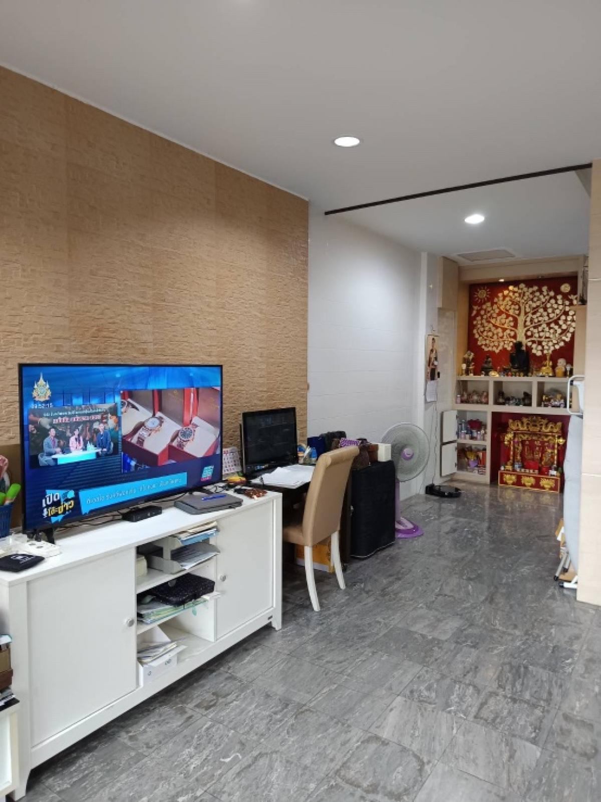 4 Bedroom Townhouse For Sale in Wat Phraya Krai, Bang Kho Laem, Bangkok - Image 3