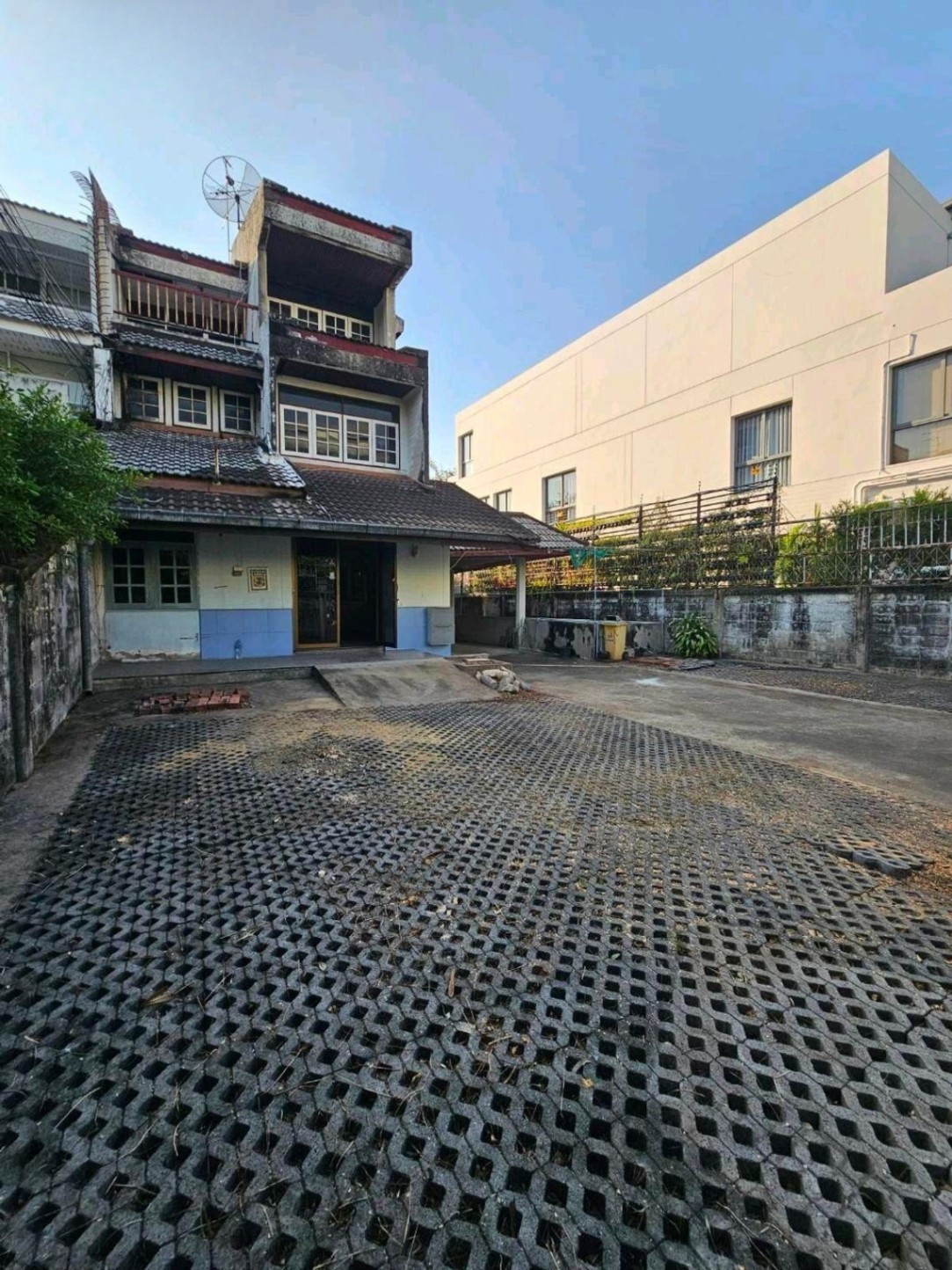 5 Bedroom Townhouse For Sale in Phra Khanong Nuea, Vadhana, Bangkok - Image 2