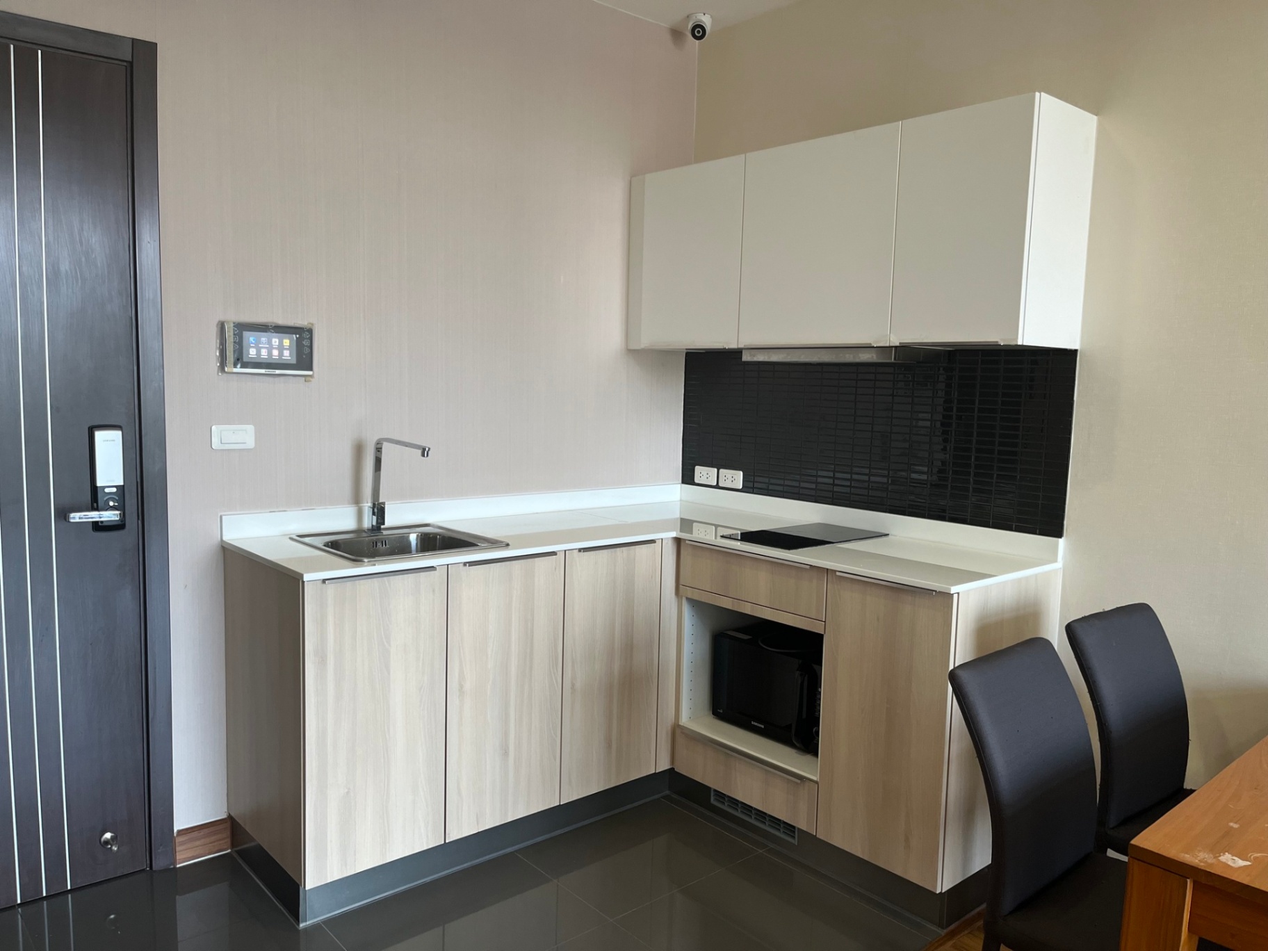 Stylish Condo - Image 4