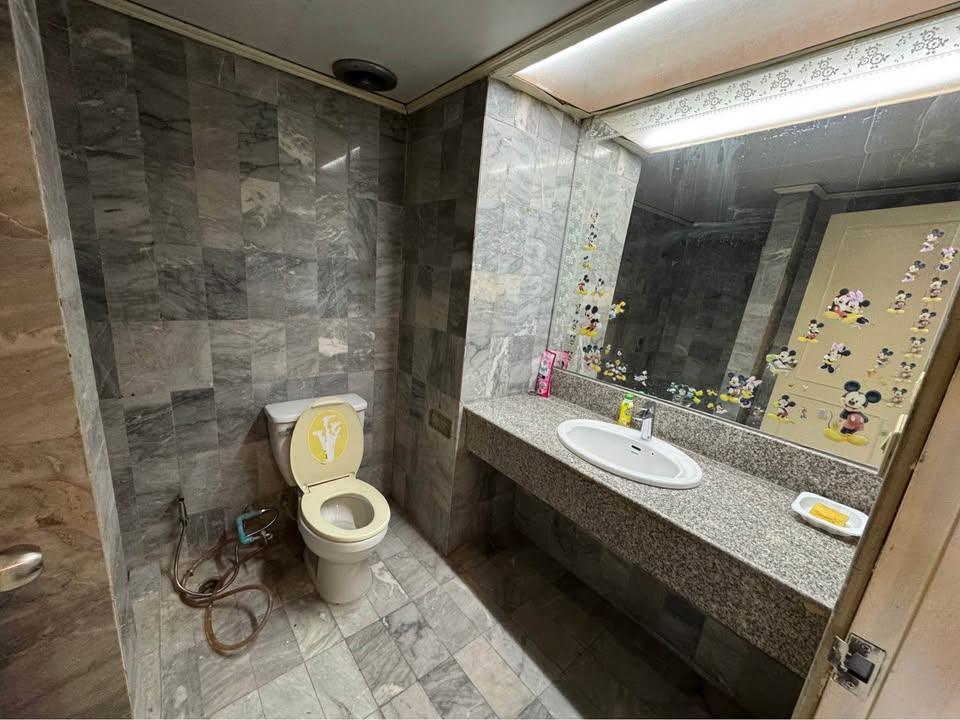 1 Bedroom Condo For Sale in Bang Kapi, Huai Khwang, Bangkok - Image 8