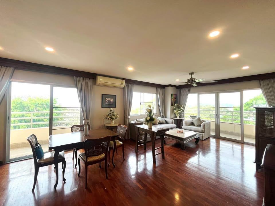 Floral Condo - Image 3