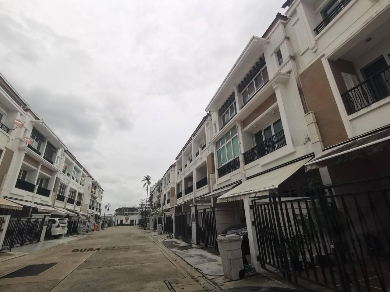 3 Bedroom Townhouse For Sale in Chong Nonsi, Yan Nawa, Bangkok - Image 1