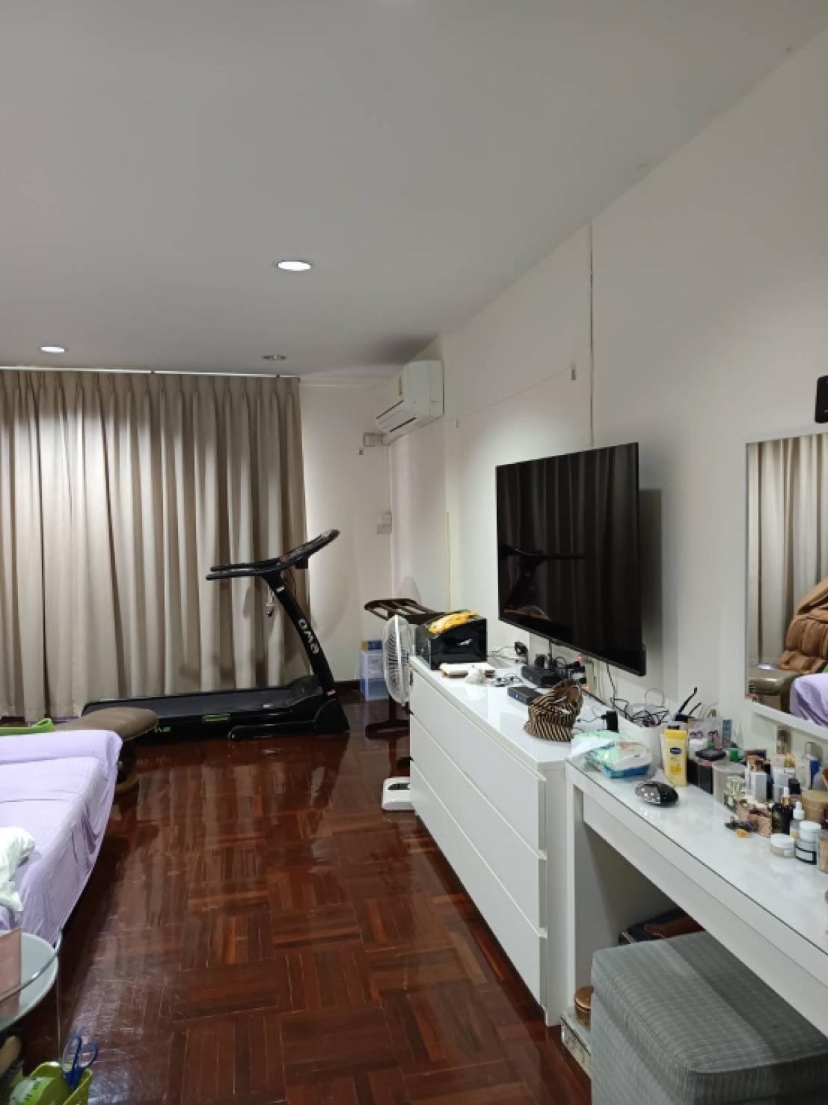 4 Bedroom Townhouse For Sale in Wat Phraya Krai, Bang Kho Laem, Bangkok - Image 9
