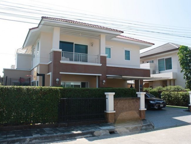 Vararom Charoenmuang - Image 1