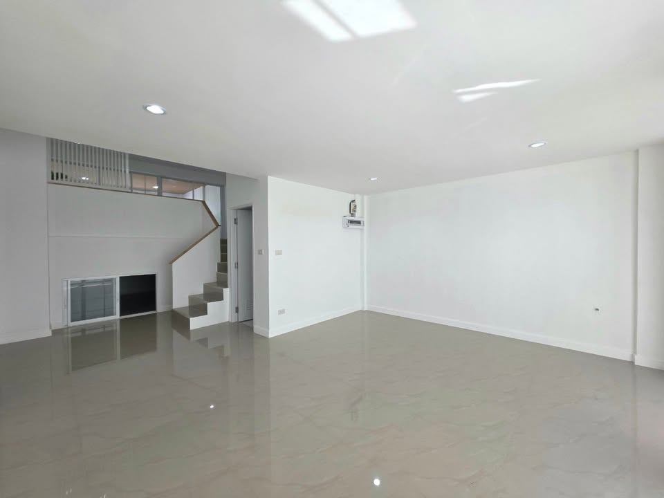 4 Bedroom Townhouse For Sale in Suan Luang, Suan Luang, Bangkok - Image 9