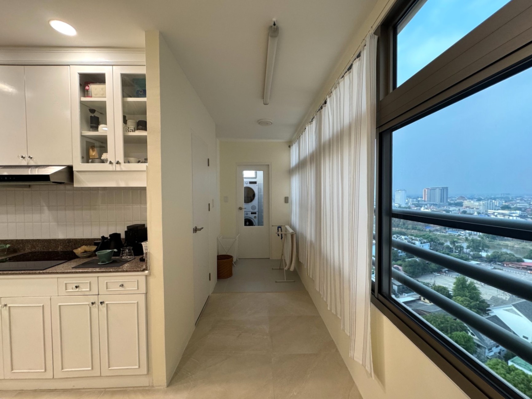 Floral Condo - Image 6
