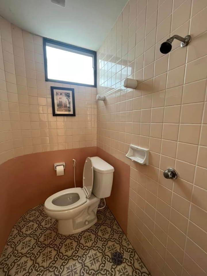 Floral Condo - Image 10