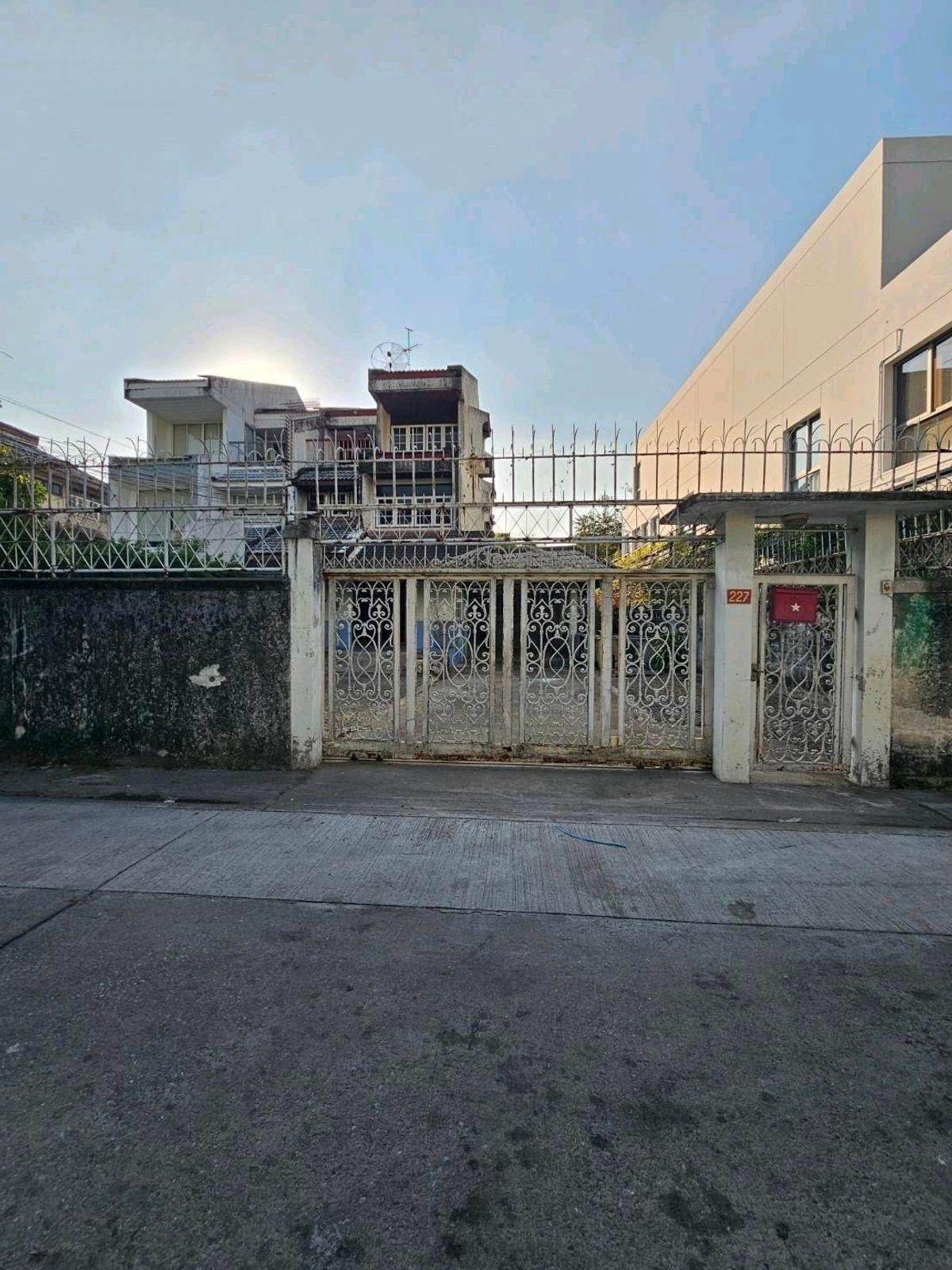 5 Bedroom Townhouse For Sale in Phra Khanong Nuea, Vadhana, Bangkok - Image 3