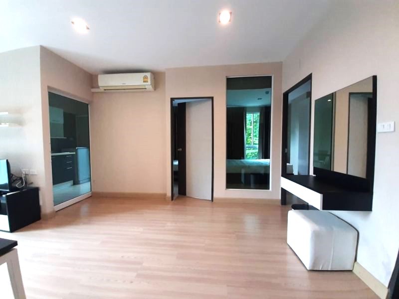 One Plus Nineteen 4 Condominium - Image 4