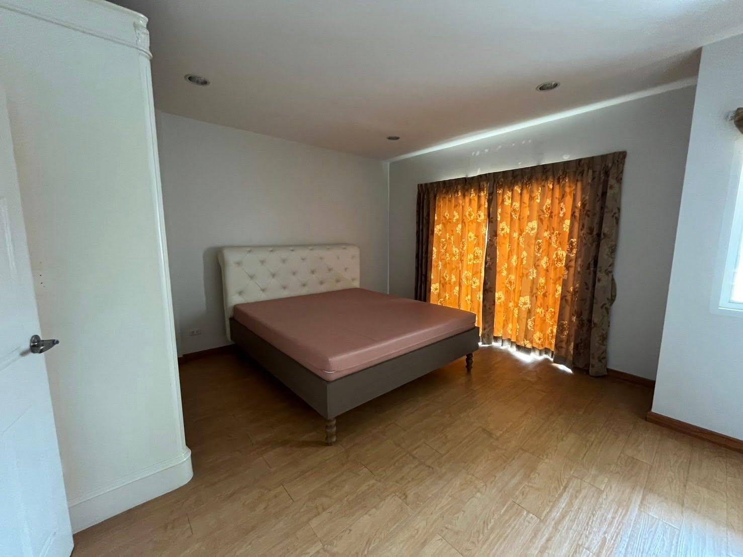 4 Bedroom Townhouse For Rent in Bang Khlo, Bang Kho Laem, Bangkok - Image 8