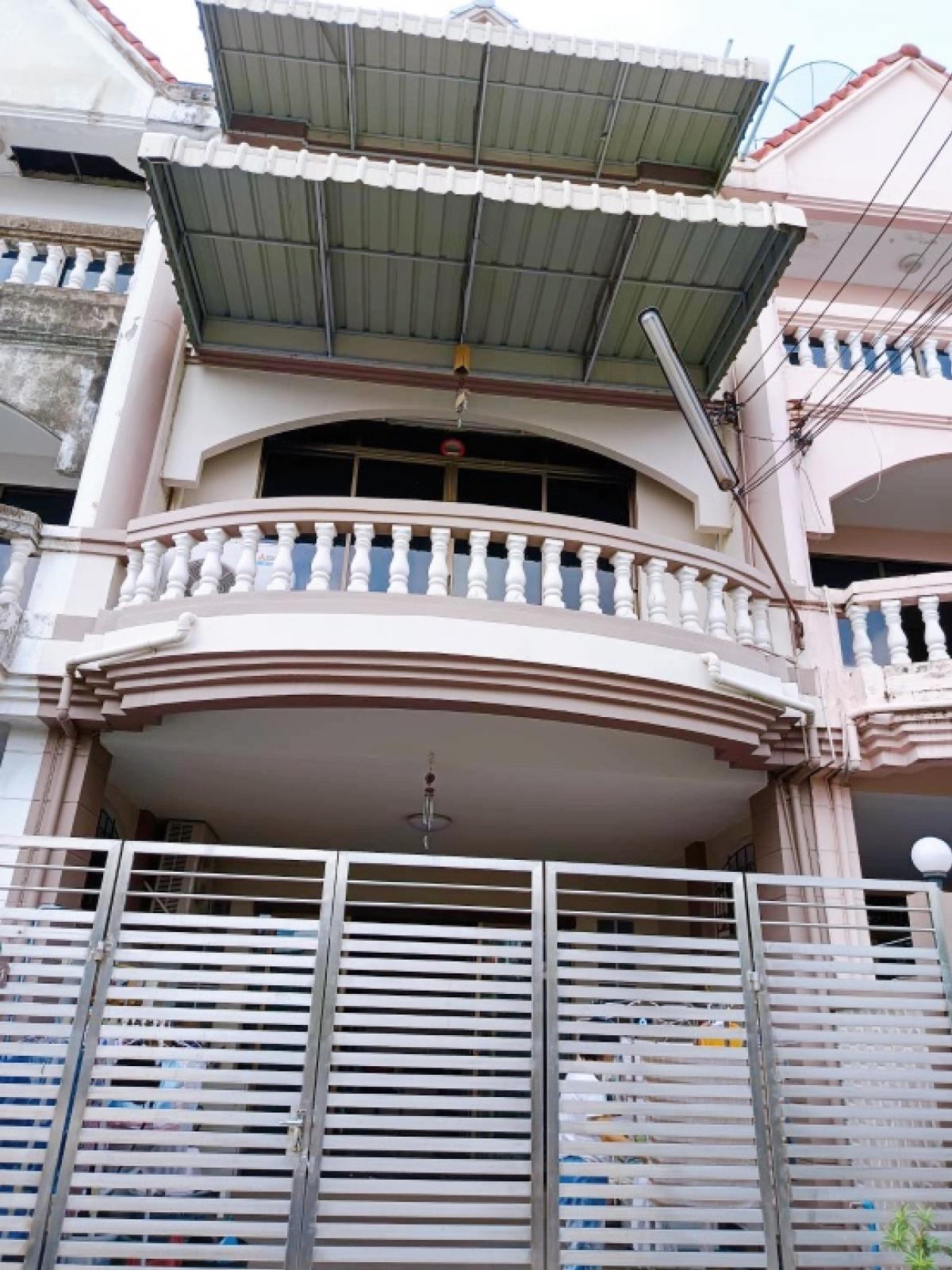 4 Bedroom Townhouse For Sale in Wat Phraya Krai, Bang Kho Laem, Bangkok - Image 1