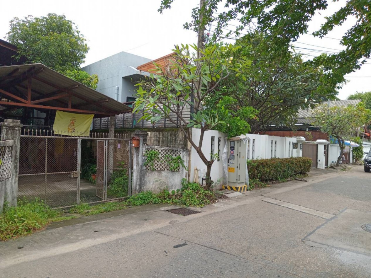6 Bedroom House For Sale in Phra Sing, Mueang Chiang Mai, Chiang Mai - Image 1