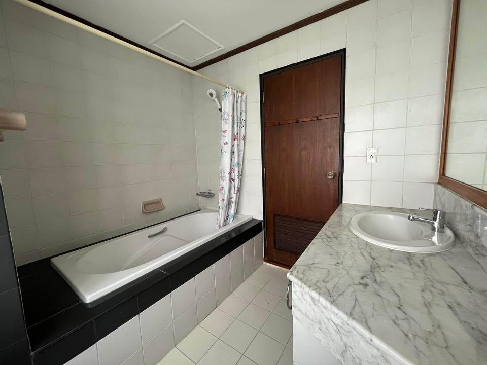 Floral Condo - Image 11