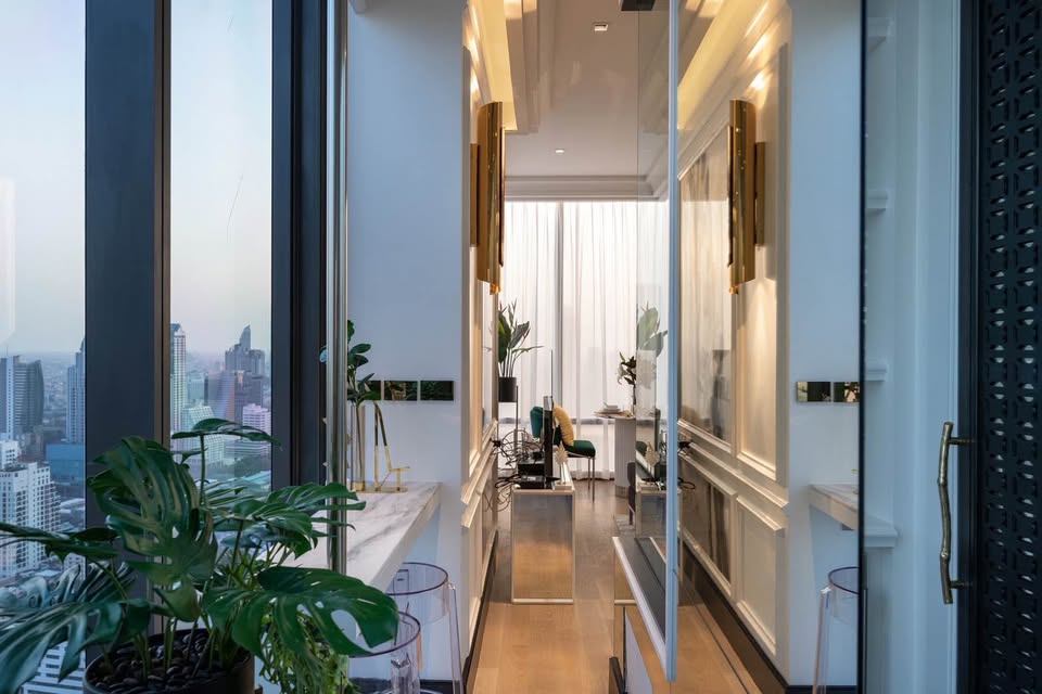 Ashton Silom - Image 10