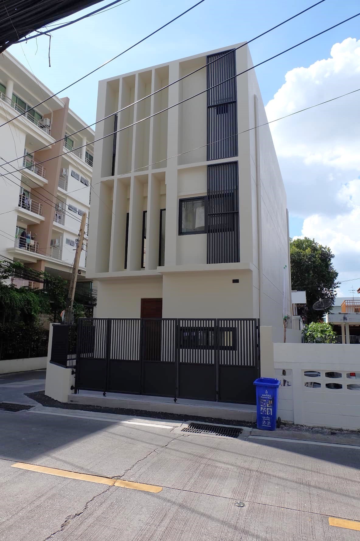  Retail Space For Sale in Sam Sen Nok, Huai Khwang, Bangkok - Image 1