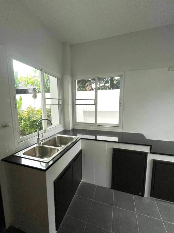 5 Bedroom House For Sale in San Phisuea, Mueang Chiang Mai, Chiang Mai - Image 2