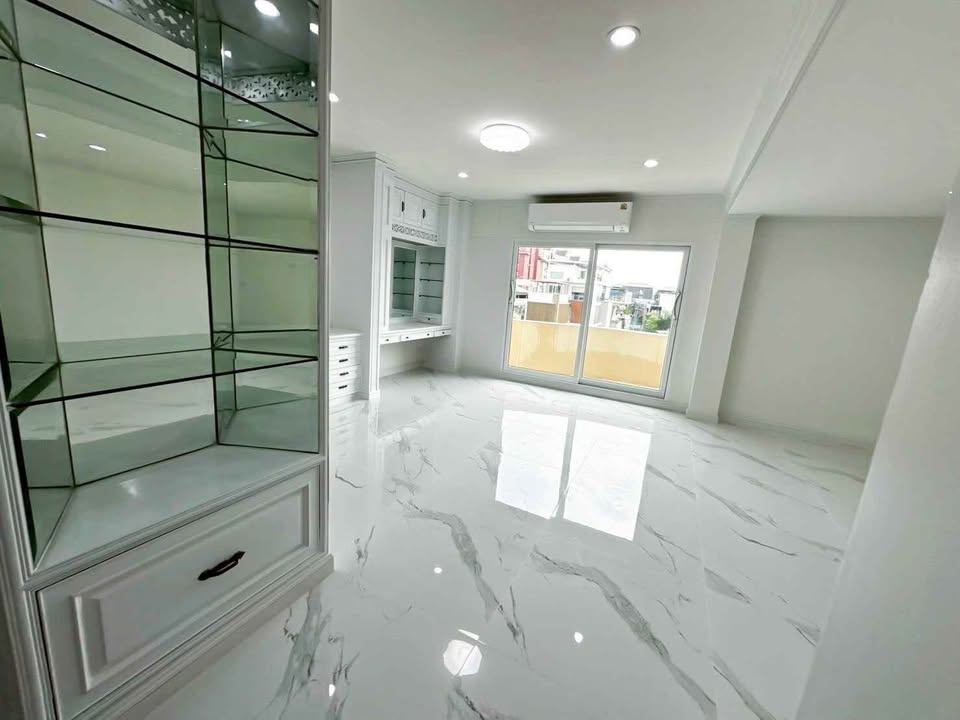 4 Bedroom Townhouse For Sale in Chong Nonsi, Yan Nawa, Bangkok - Image 5