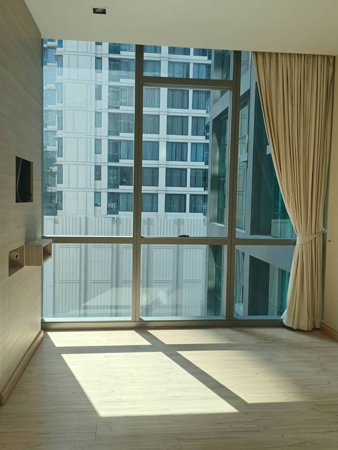 The Room Sukhumvit 21 - Image 1