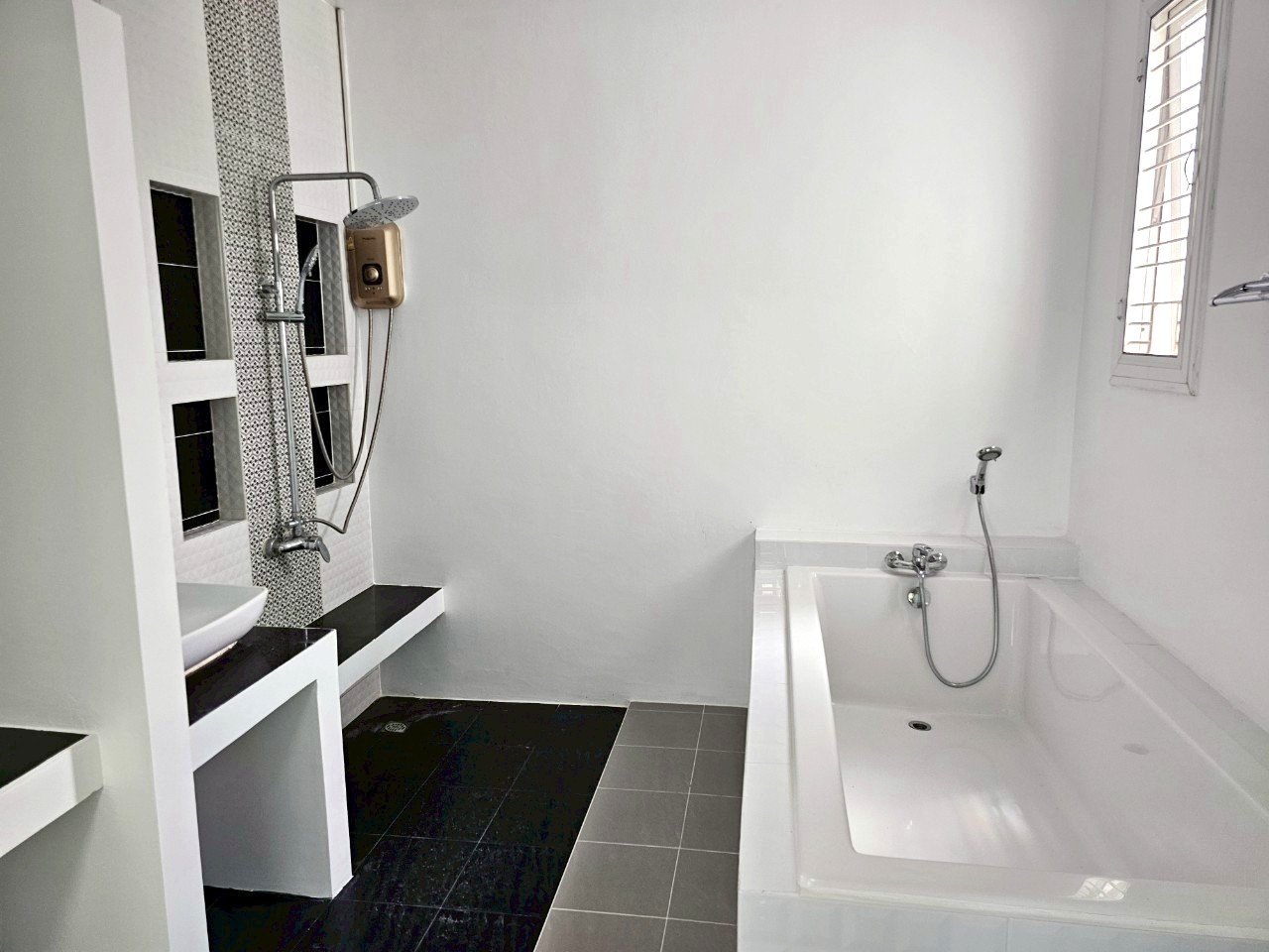 4 Bedroom House For Sale in Hang Dong, Hang Dong, Chiang Mai - Image 14