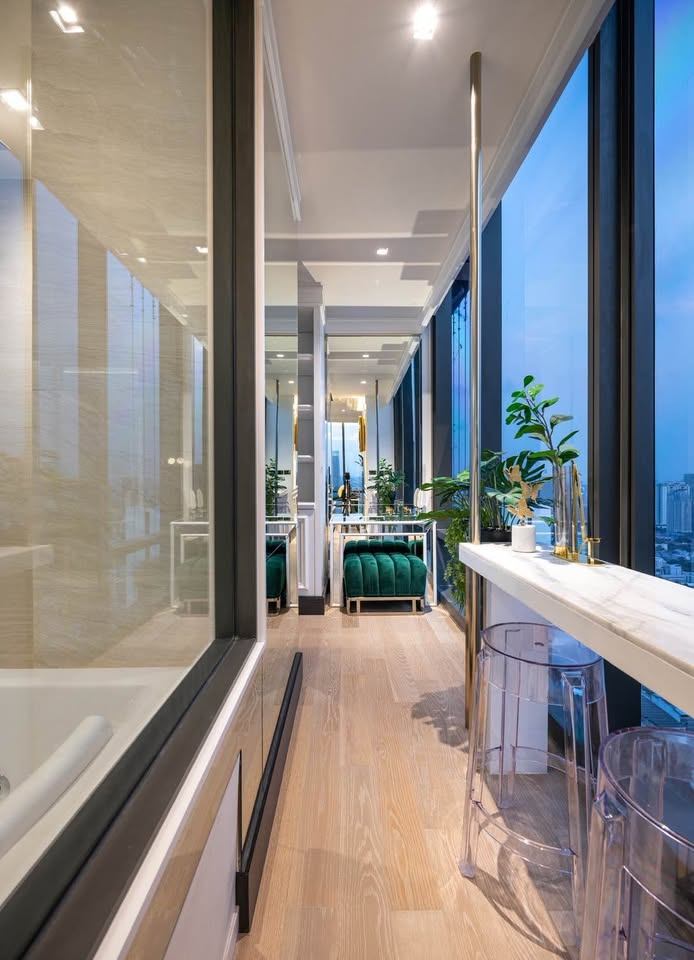 Ashton Silom - Image 11